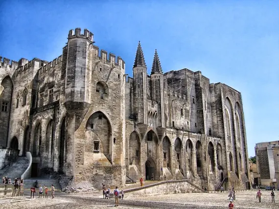 Avignon - City of Song - Buses and Buses - Transportation - Attractions.
