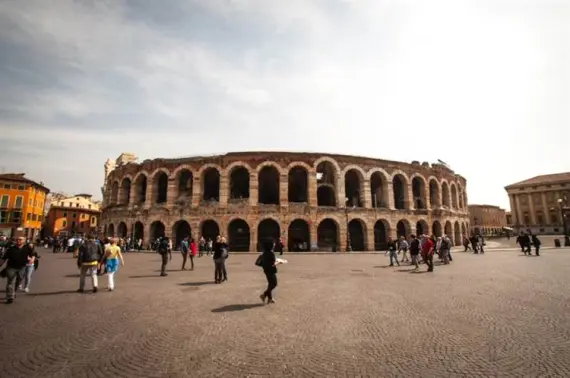 Verona - Buses and Buses - Attractions and Sightseeing - Restaurants.